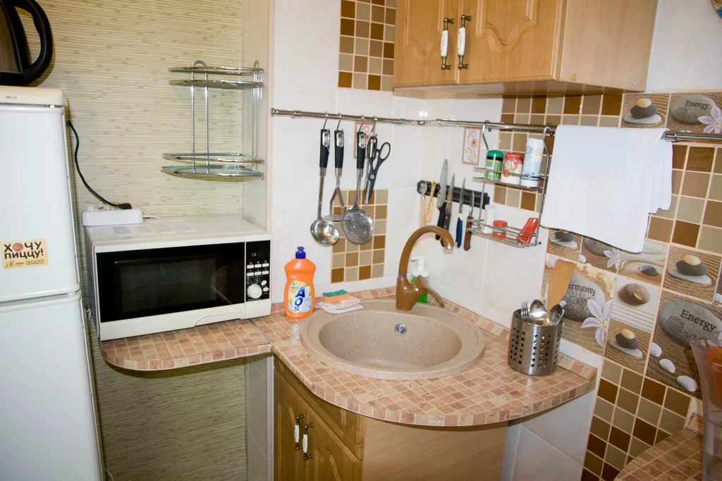 Однокомнатная с зеленым диваном и теплым полом