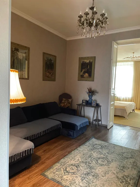 Старинный дом с двориком в центре