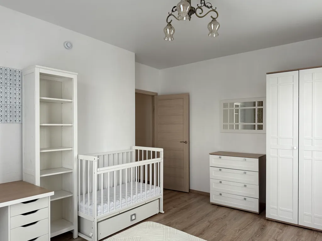 Комфортная квартира с детской кроваткой