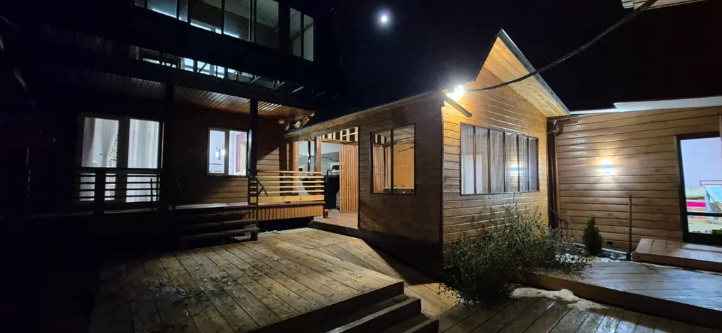 Дом с видом на горы и лес