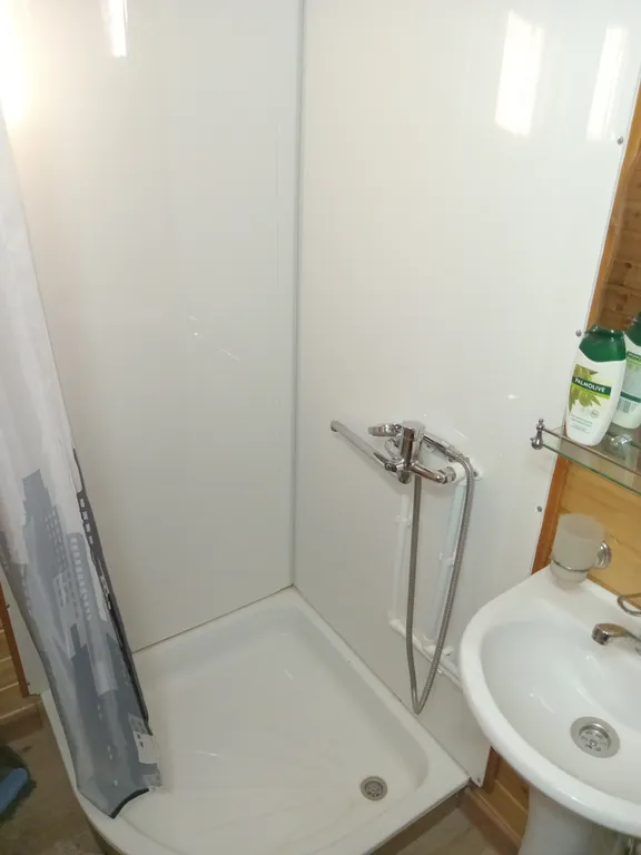 Уютный дом на берегу озера в Мочохе