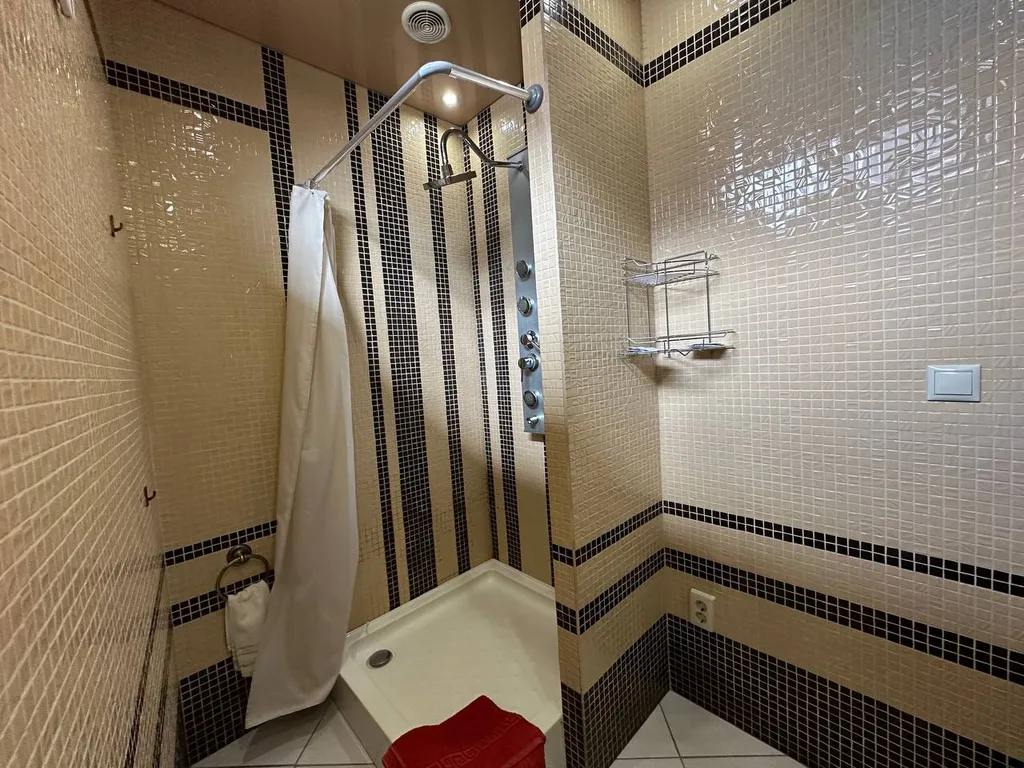 Уютный домик с бассейном в черте города