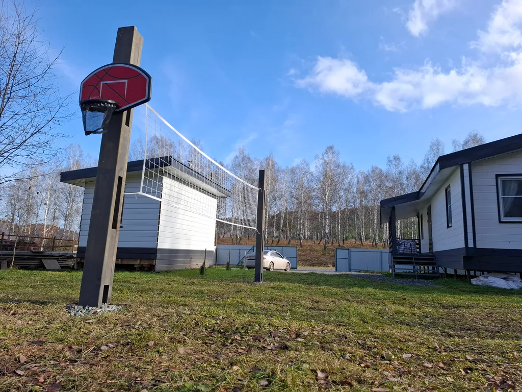 Дом в лесу с большой террасой