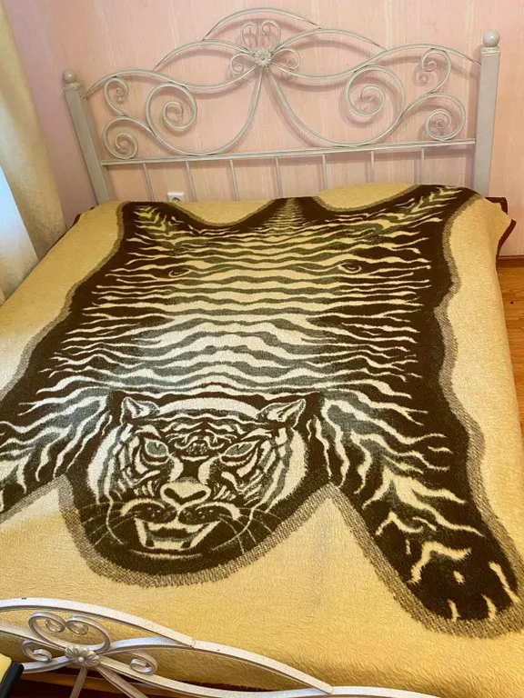 Дом с часами на площади Партизан