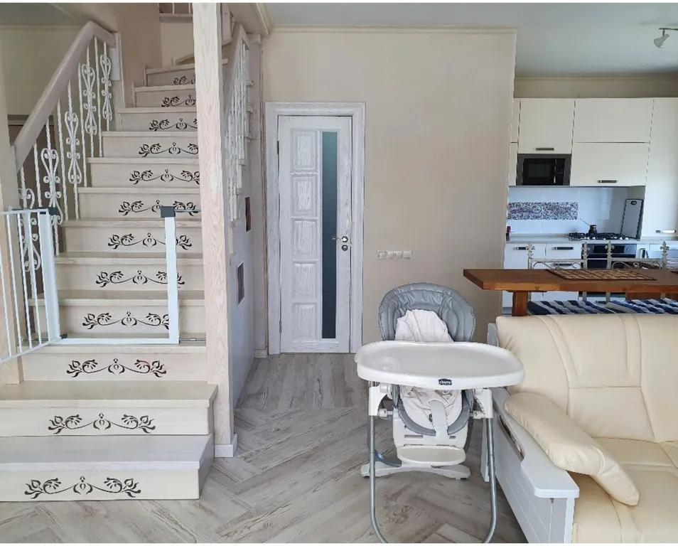 Двухуровневые просторные апартаменты с видом на море.