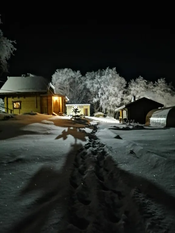 Деревянный дом с камином, баней и чаном на берегу Меличуярви у леса