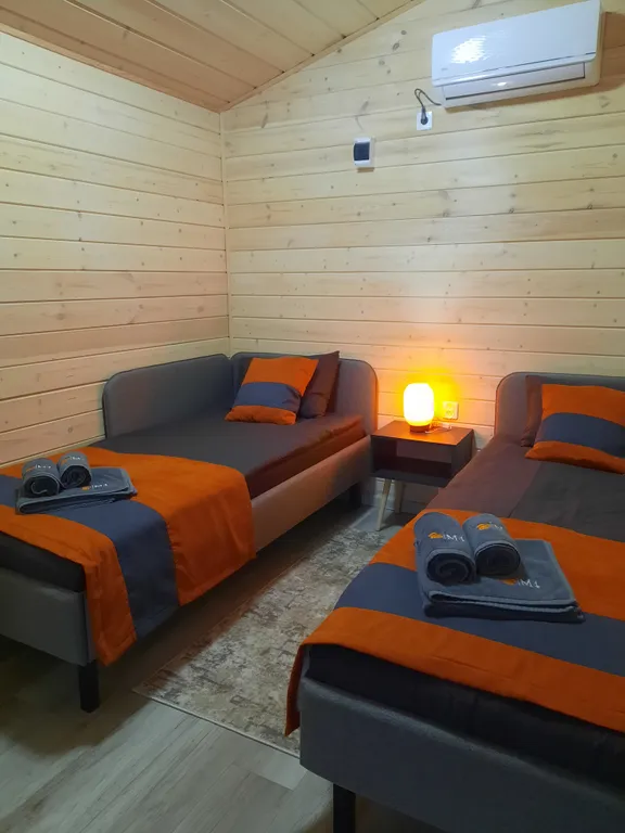 Уютный четырёхместный Домик де-люкс с отдельными кроватями