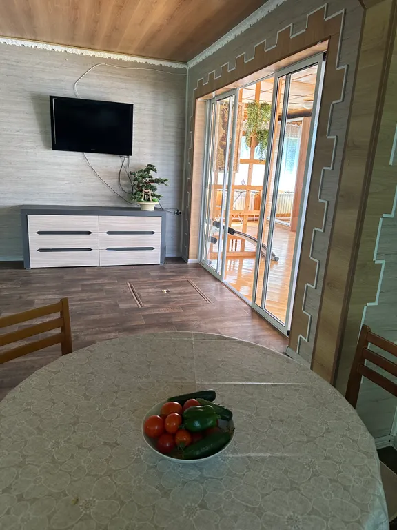 Уютный дом прямо на берегу реки