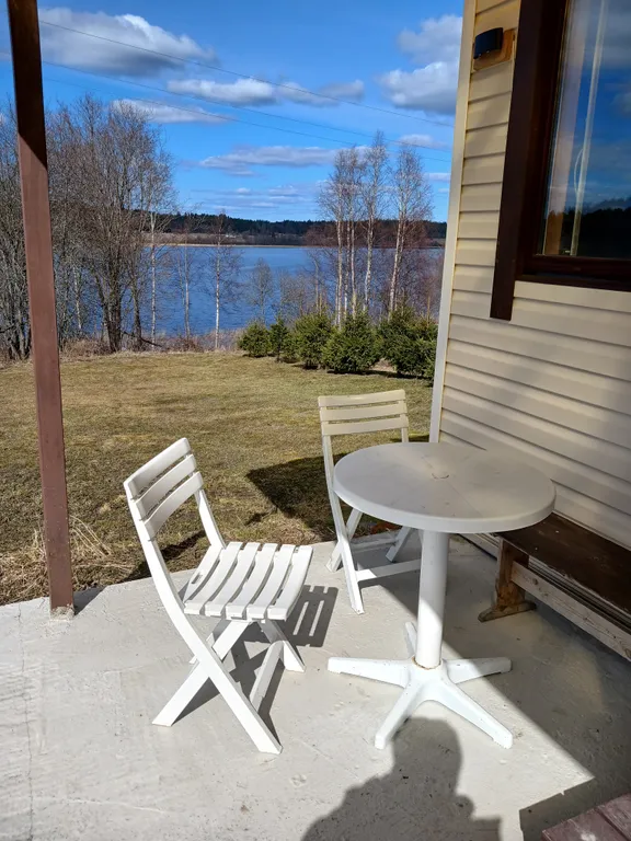 Уютный домик на берегу озера