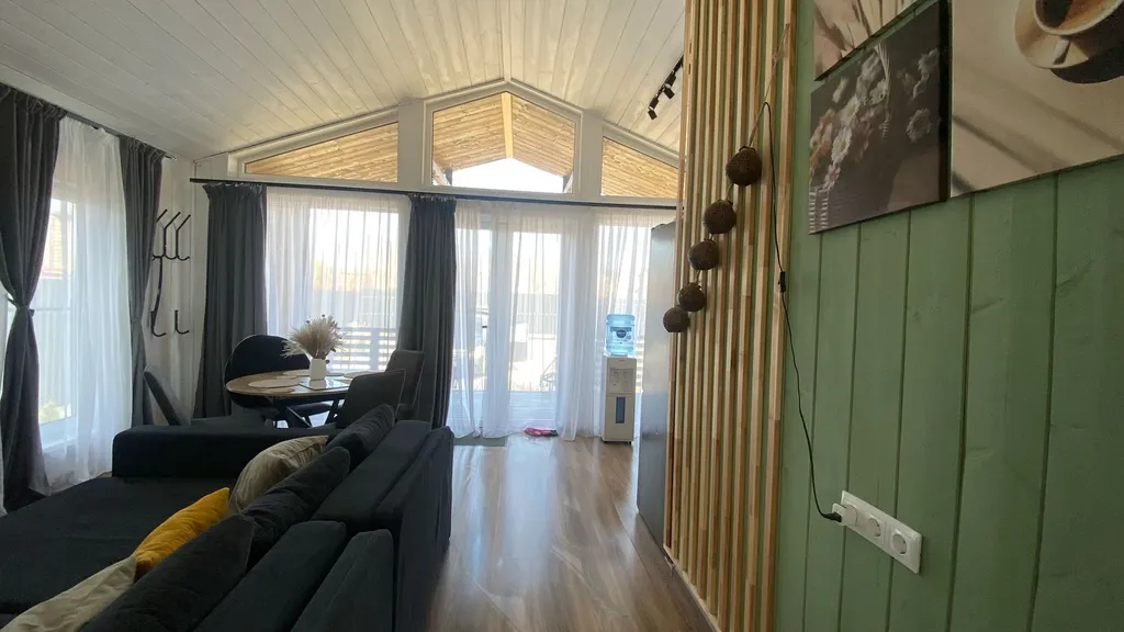 Новый стильный дом с камином