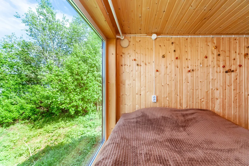 Домик с панорамным окном на берегу озера