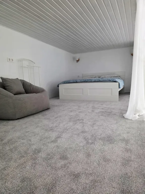 Новые апартаменты с высокими окнами на пешеходной улице