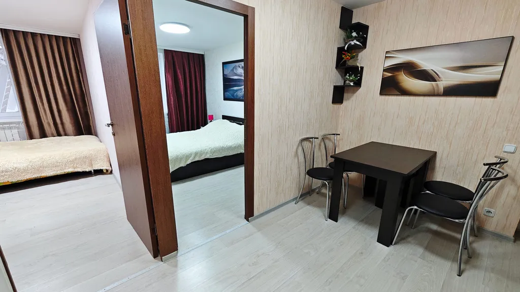 Малиновые апартаменты улучшенные с 2 спальнями, кухней, ванной комнато