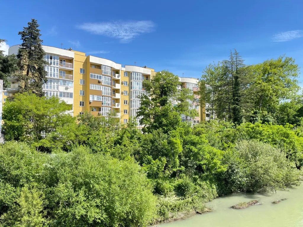 Просторная трехкомнатная квартира у моря