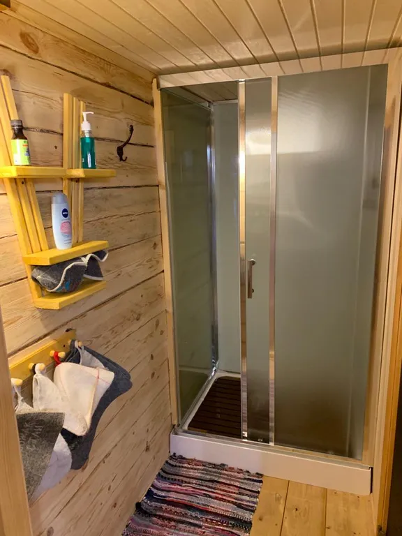 Деревянный дом у озера