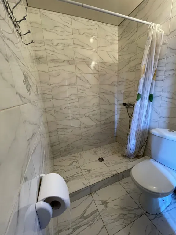 Отдельный домик студия в стиле лофт , со своей кухней и санузлом