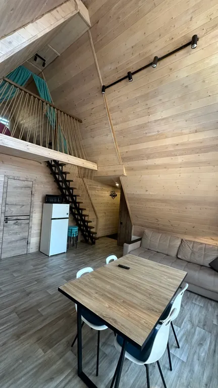 Уютный дом с красивым видом на зелёную гору