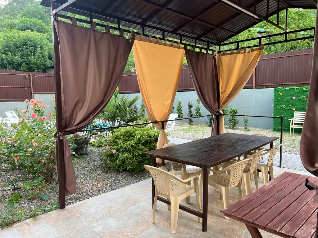 Большой дом с бассейном