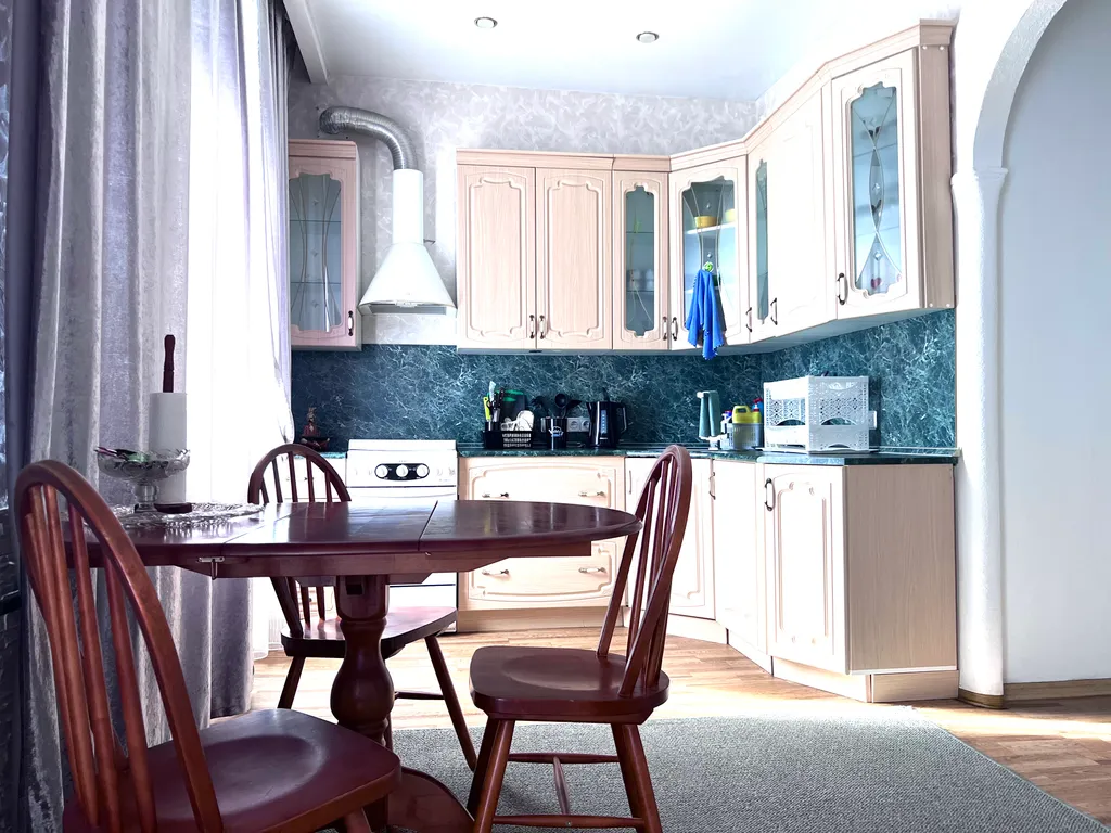 2-комнатная квартира класса люкс в центре города! Район Площади