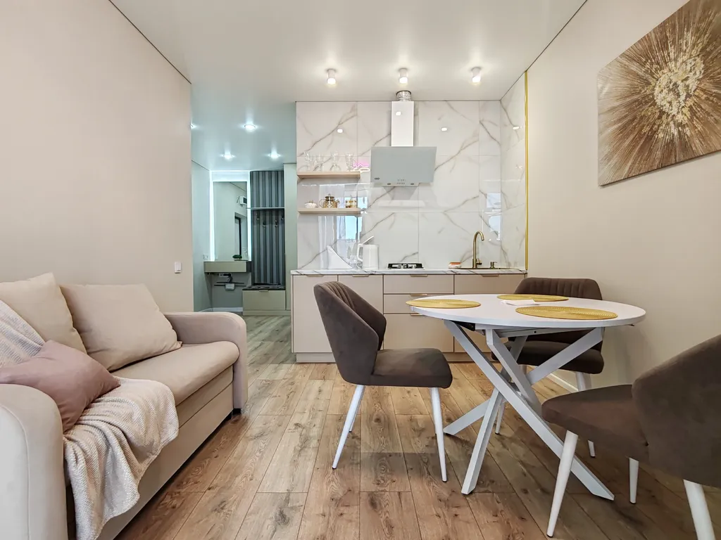 Квартира с видом на сквер Героев России