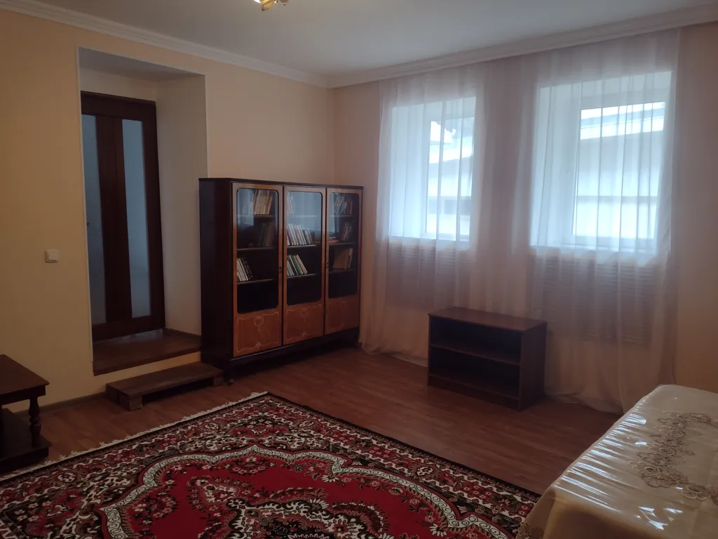 Уютный дoм, в живoписном райнe Беpмамыт у парка