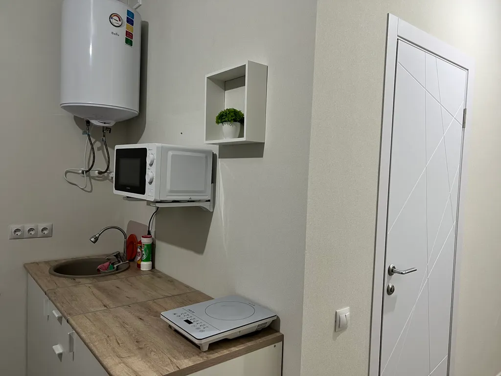 Уютная студия с видом на бассейн и можжевеловый лес