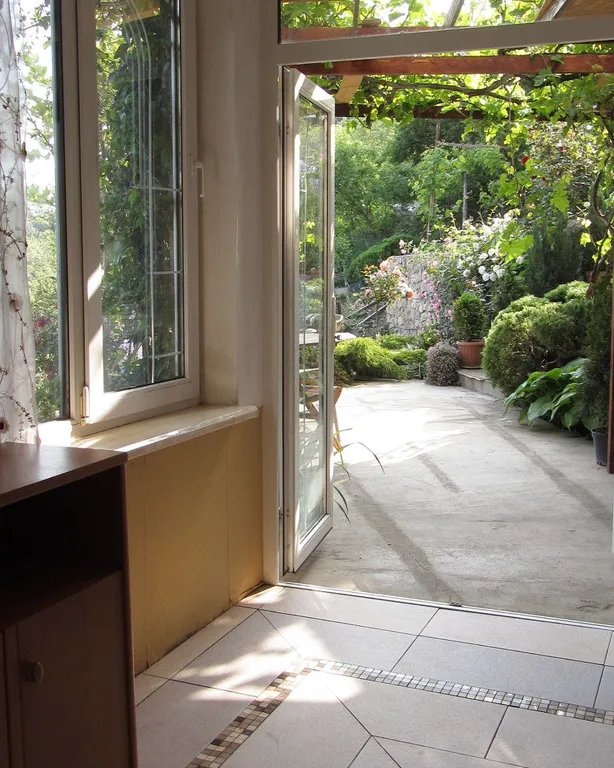 Уютный двухкомнатный домик в райском саду с видом на море