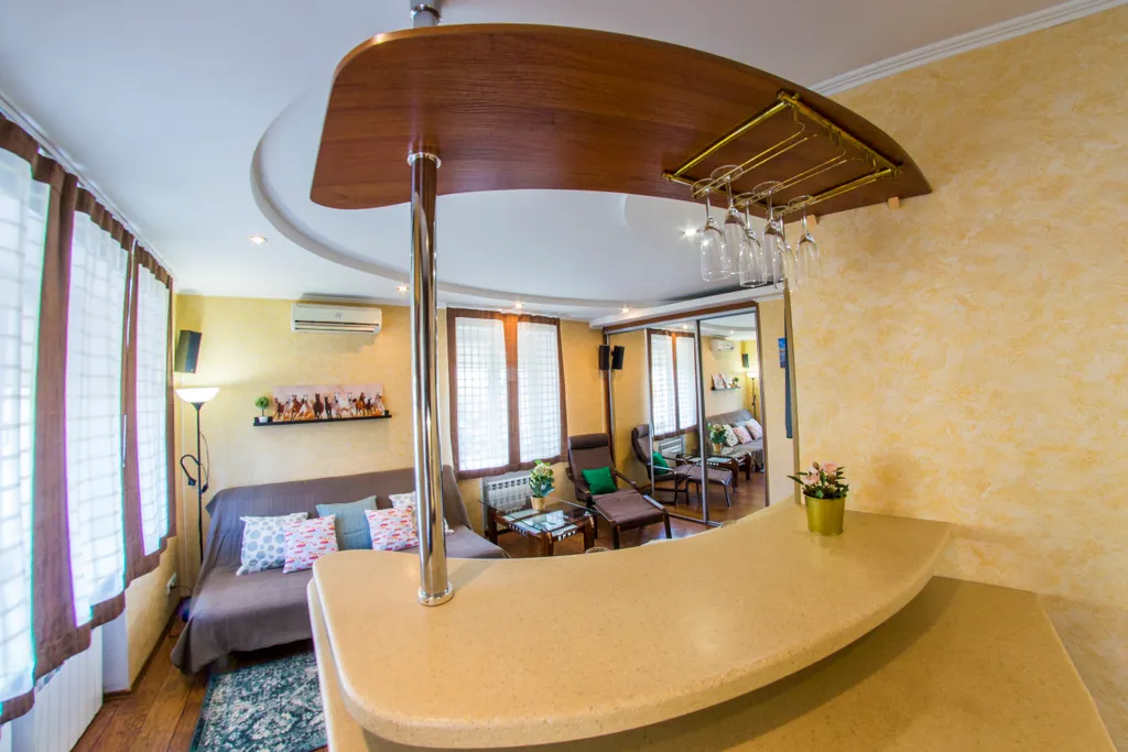 Студия с камином и рядом с достопримечательностями