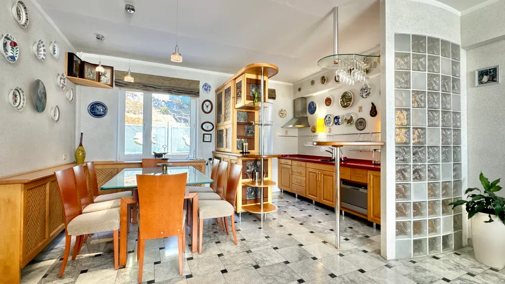 Дом у моря с личным парком, бассейном и сауной