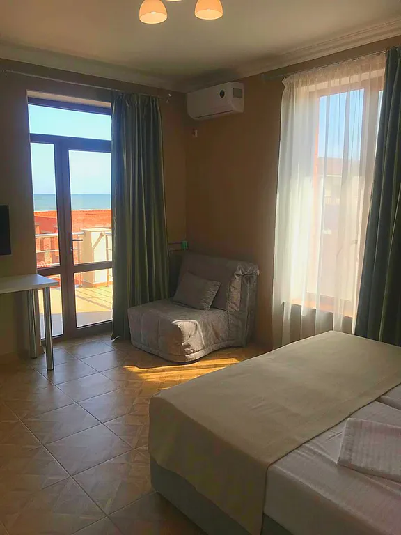 Уютный двухместный номер стандарт с балконом на море