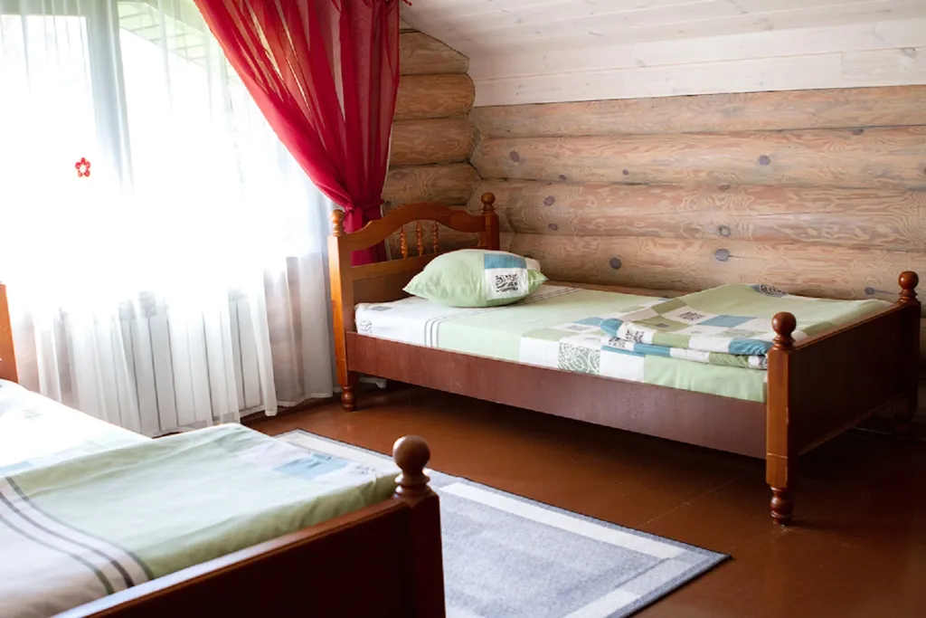 Деревянный дом у озера с сауной и бильярдом