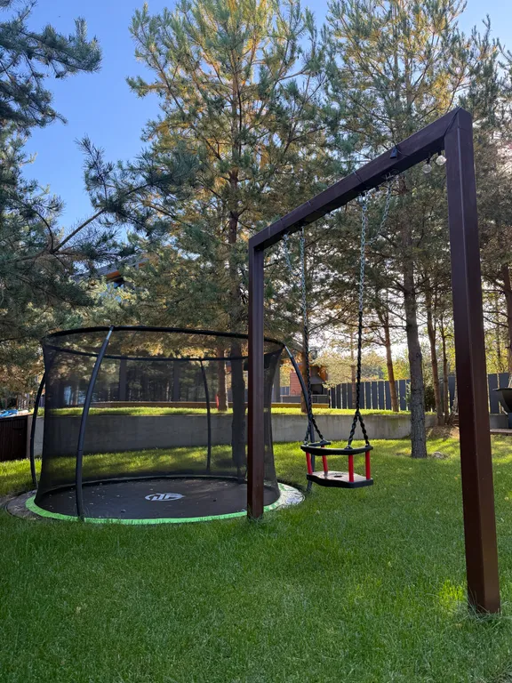 Премиальный загородный дом с теплым бассейном, на берегу