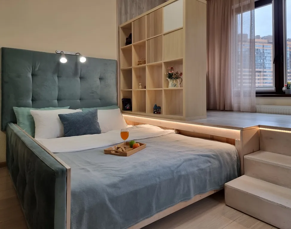 Двухкомнатная квартира с подиумами — аренда посуточно в Мурино