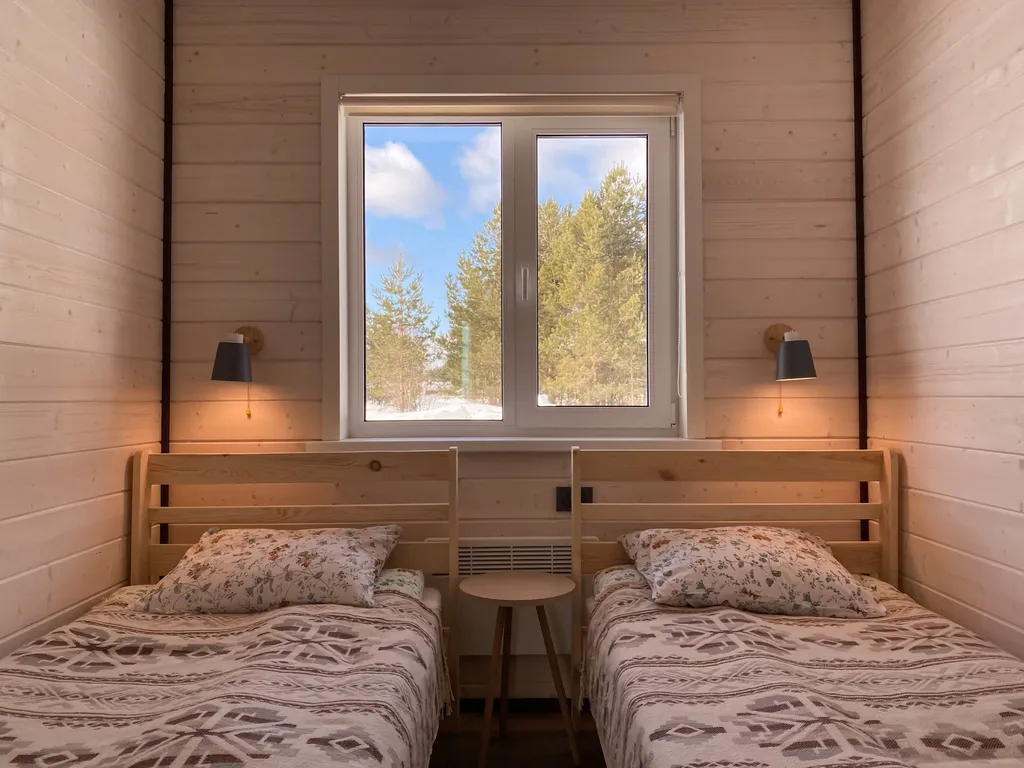 Дом в скандинавском стиле на берегу реки