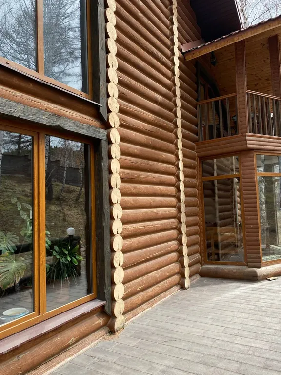 Уютный дом с камином в центре