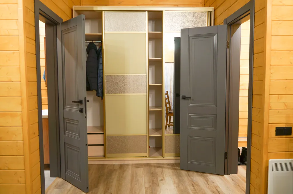 Дом с тёплым бассейном в сосновом лесу