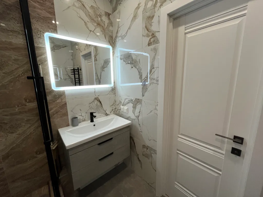 Квартира с панорамным видом на город и озеро на 20-ом этаже