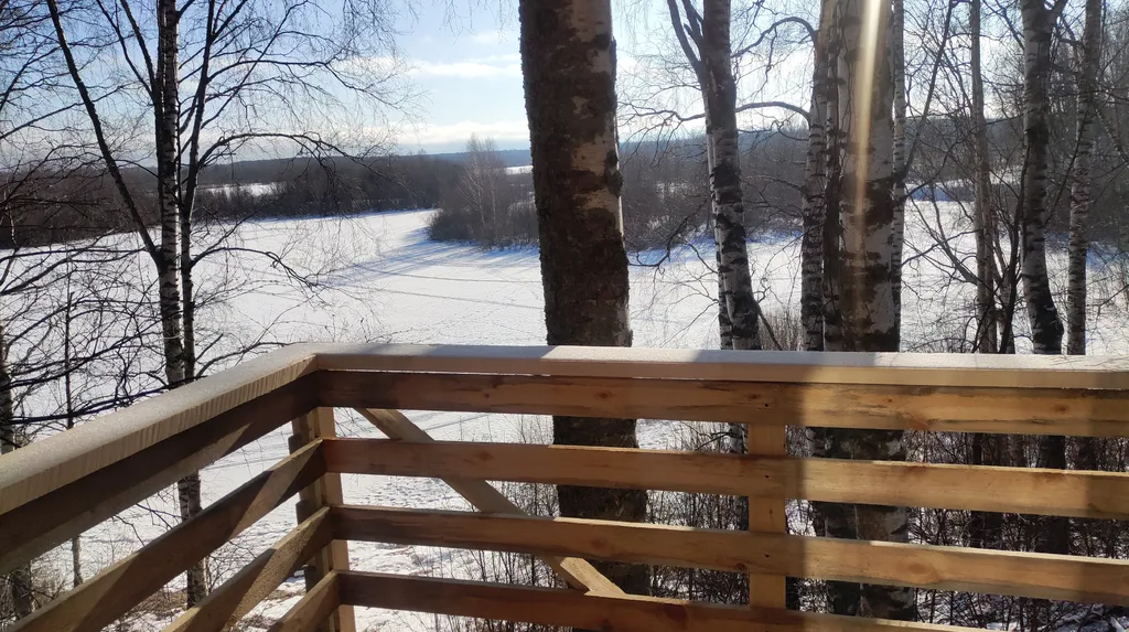 Уютный домик у озера с балконом