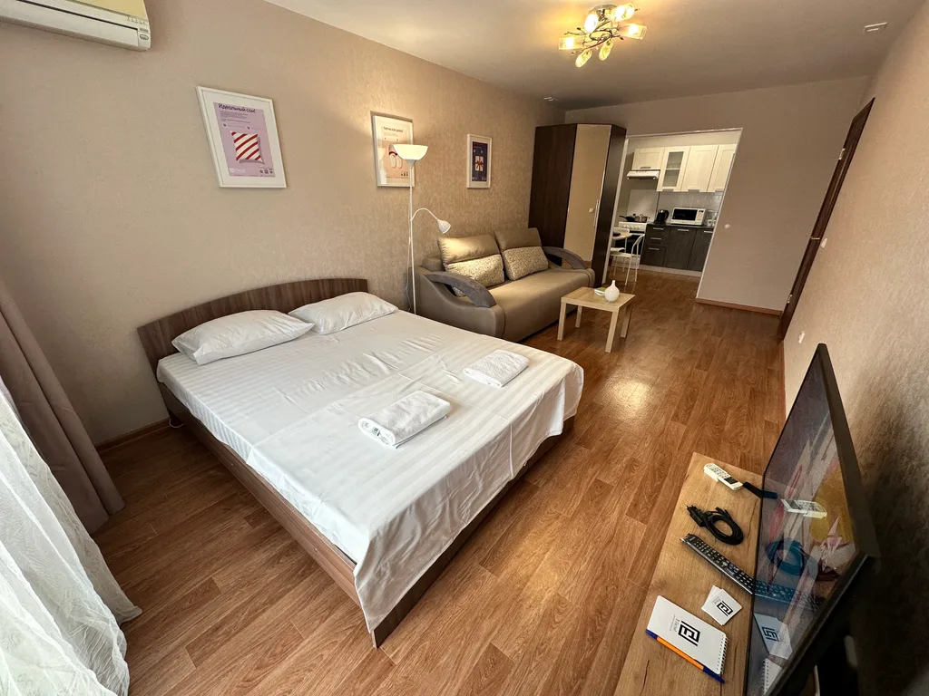 "В Гости!" на Строителей 90Б (1к квартира рядом с Планетой)