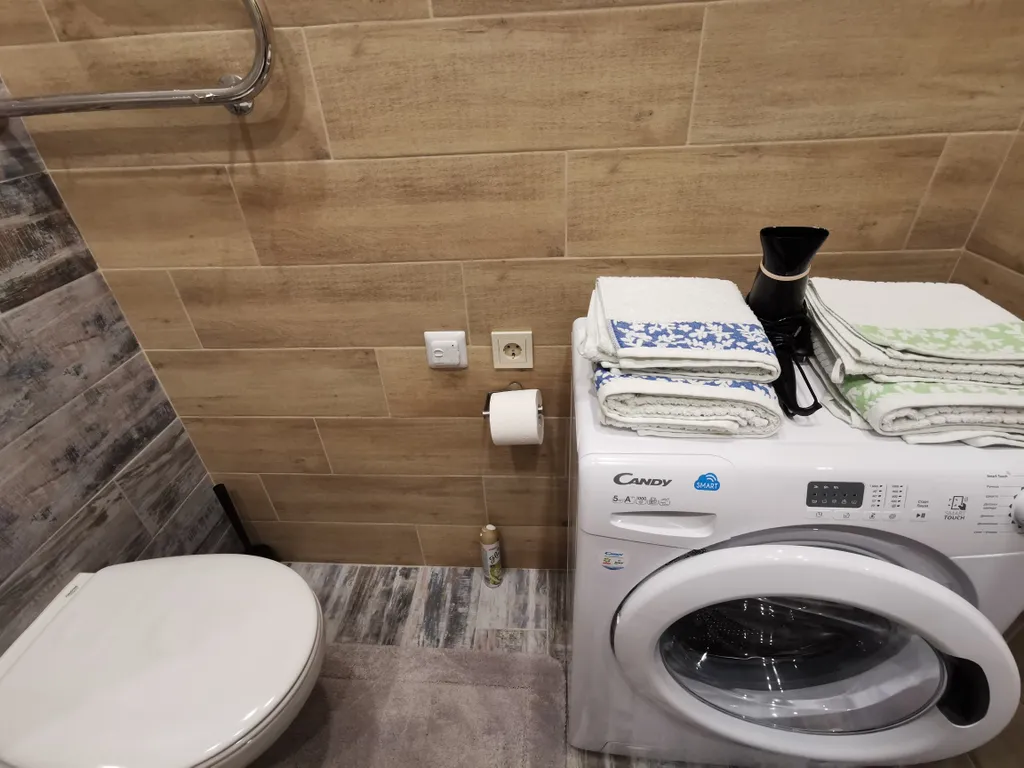 Квартира в люкс доме с парковкой в 10 минутах пешком от площади Ленина