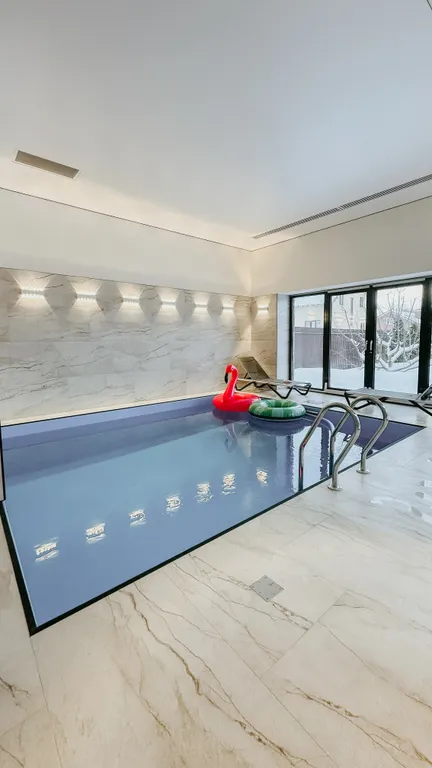 Новый дом с подогреваемым бассейном и сауной