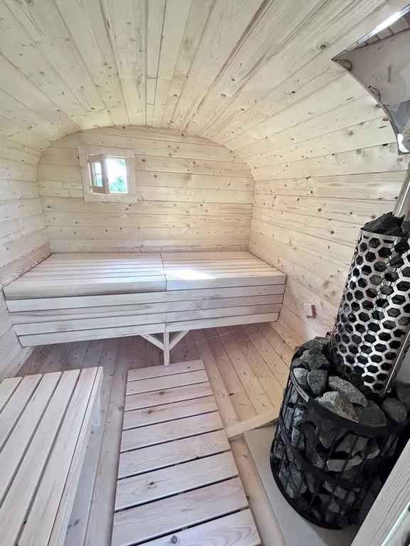 Дом с баней бочкой у воды и леса Green house