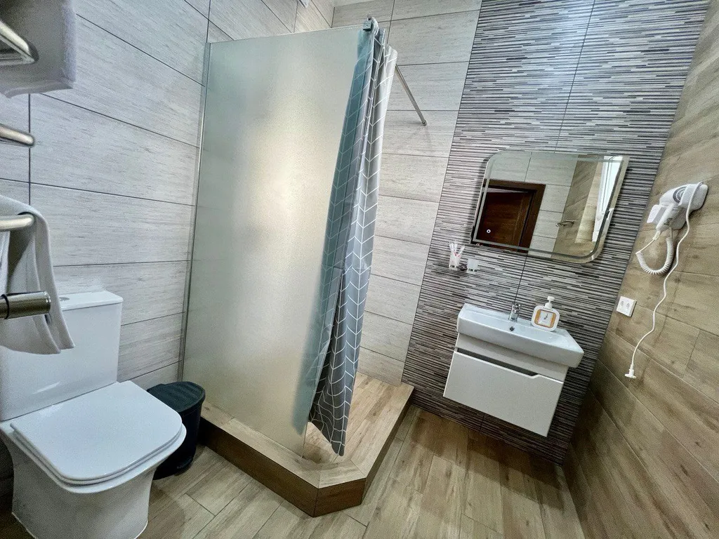 Номер люкс с видом на горы и всегда теплым бассейном