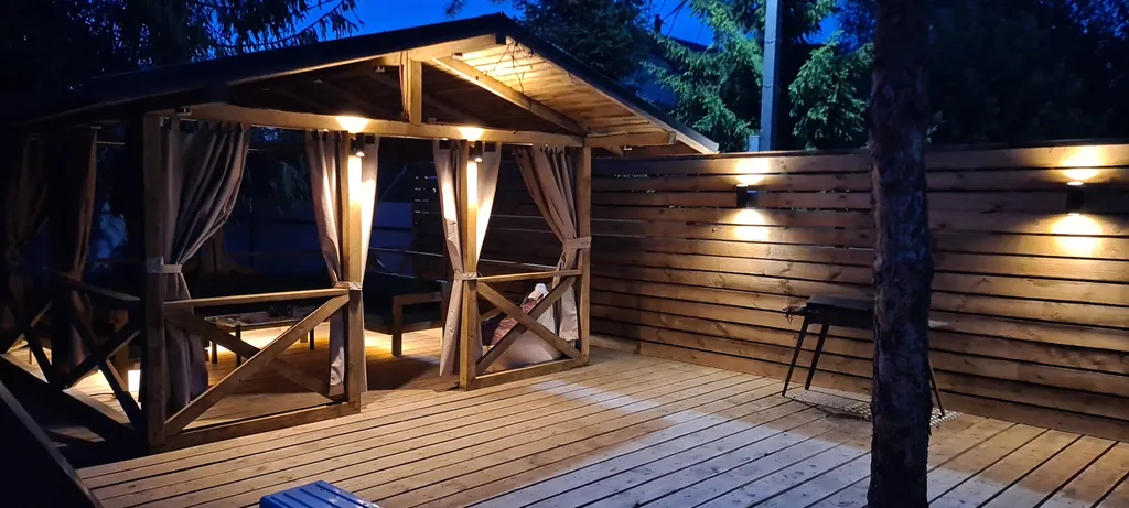 Частный дoмик Шалаш в тиxoм и уютнoм местe с баней и горячей купелью