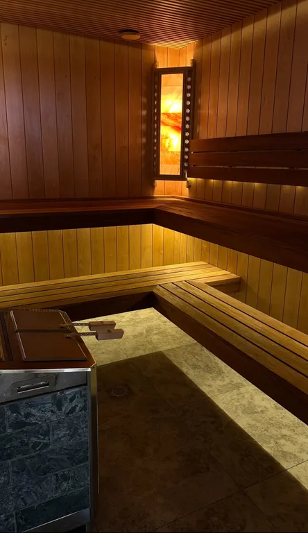 Дом-баня в красивом саду рядом с водоемом