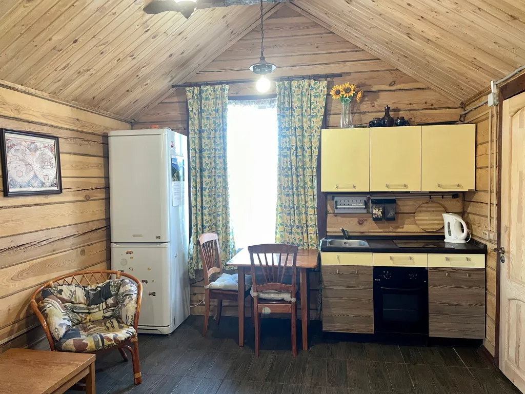 Уютный, деревянный дом с баней в окружении соснового леса