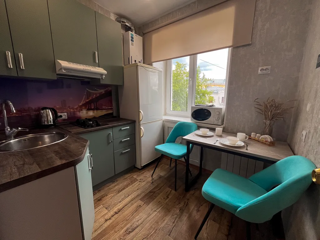 Центрее не бывает! Сразу за памятником ленина в стиле есенинская русь