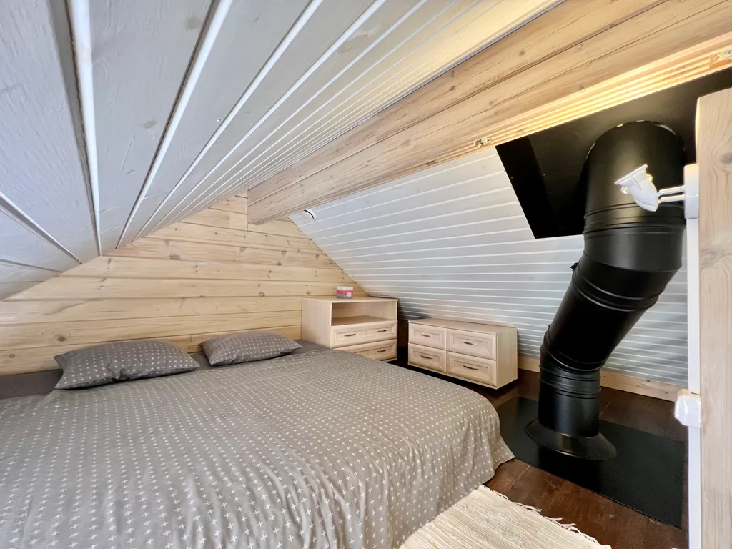 Маленький дом на берегу озера