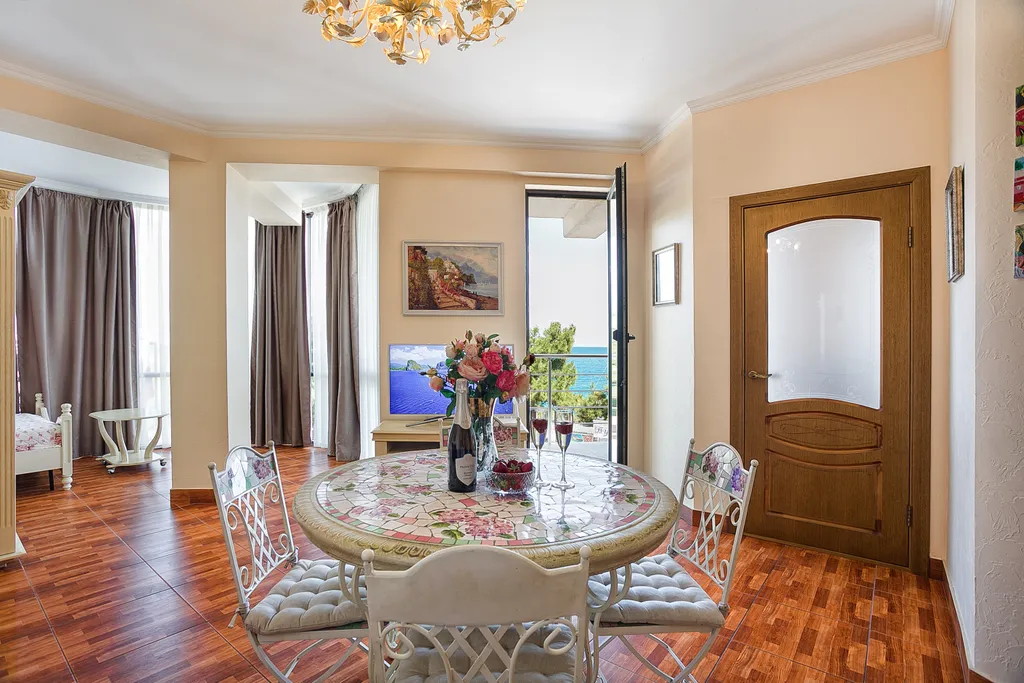 Просторная видовая двухкомнатная квартира на берегу моря в Ливадии