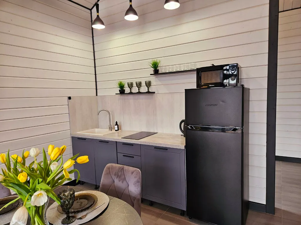 Дом с большой террасой, панорамными окнами, банным чаном и сауной